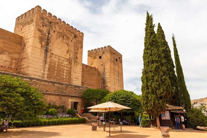 Granada (Alhambra) Scavenger Hunt and Sights Self-Guided Tour - What this Alhambra game actually includes