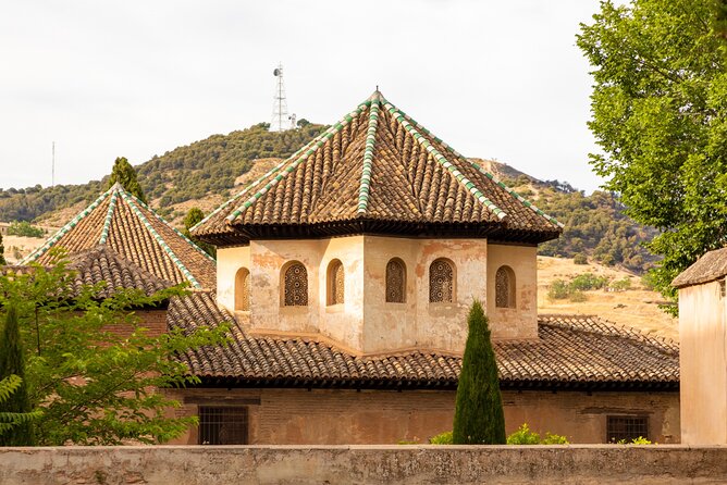 Granada (Alhambra) Scavenger Hunt and Sights Self-Guided Tour - Plaza de los Aljibes and the open-air route