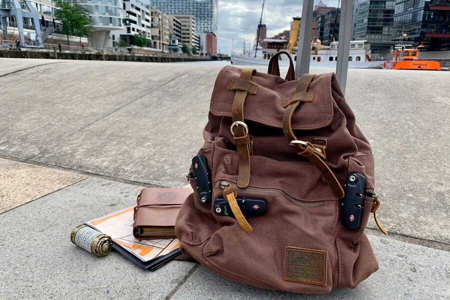 Hamburg: Treasure Hunt Game through HafenCity - Sandtorhafen and Kaiserkai by the water