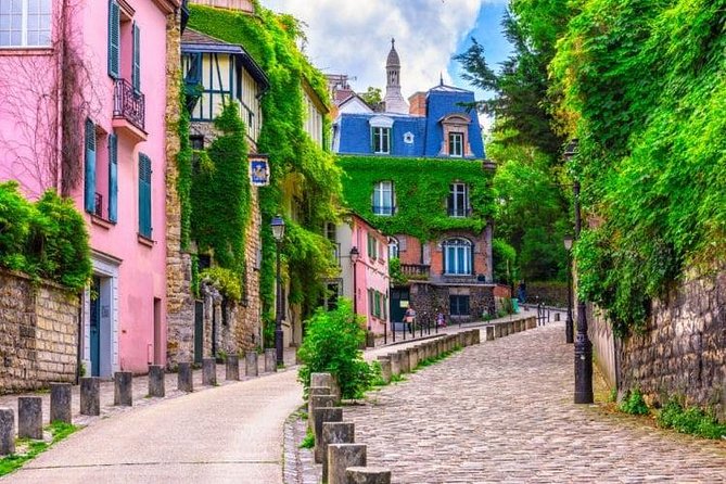 Kids/teens escape game in Montmartre - Place du Tertre and the working art scene