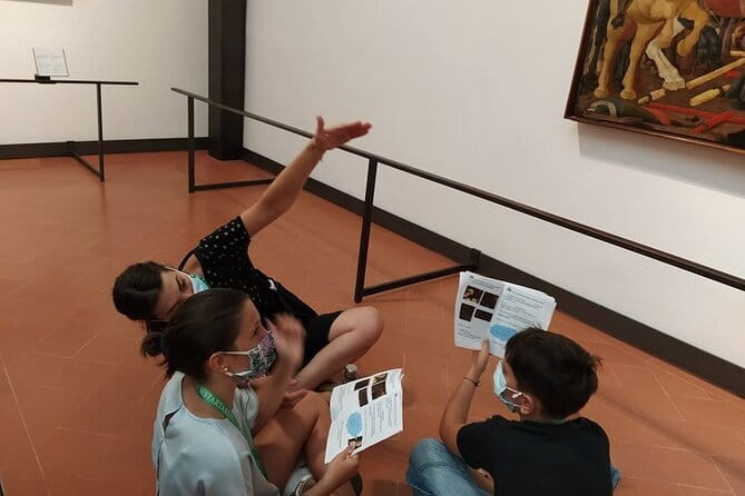 Kids treasure hunt in Uffizi museum Private, timed entry! - Entering the Uffizi with a private family guide