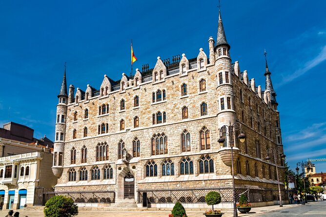 León Scavenger Hunt and Sights Self-Guided Tour - What the experience does especially well