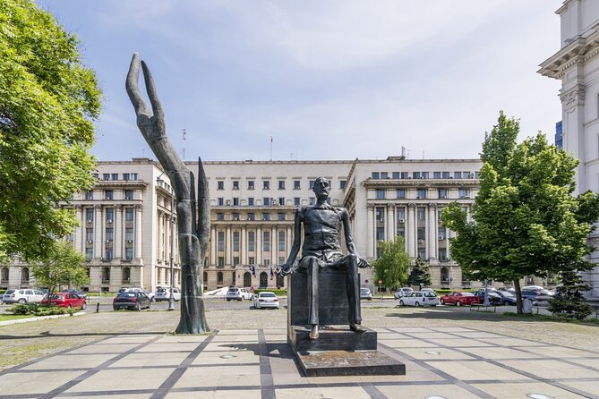 Life in Communist Bucharest: Self-Guided Puzzle Quest - Art at the National Museum of Romania