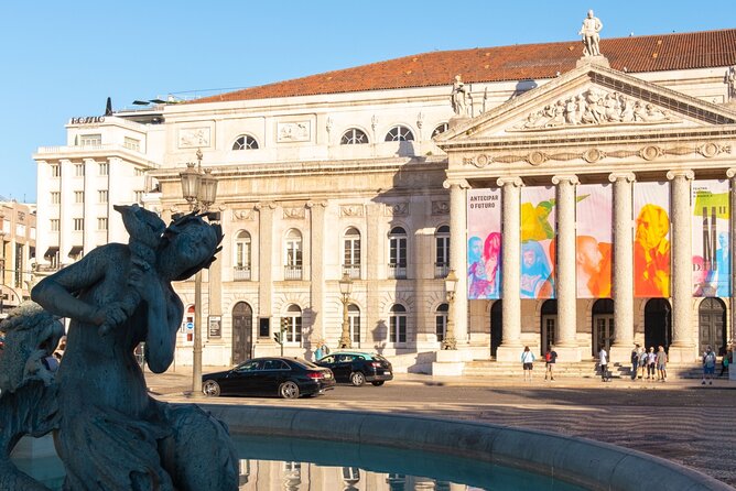 Lisbon (Chiado-Baixa) Scavenger Hunt and Sights Self-Guided Tour - Fernando Pessoa in statue form