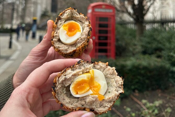 London: Food Treasure Hunt and Walking Tour - The first food stop: a classic British treat