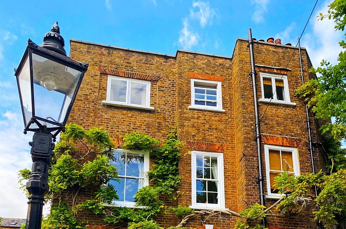 London's Hampstead: A vibrant village voyage city game - Finishing near Holly Bush pub