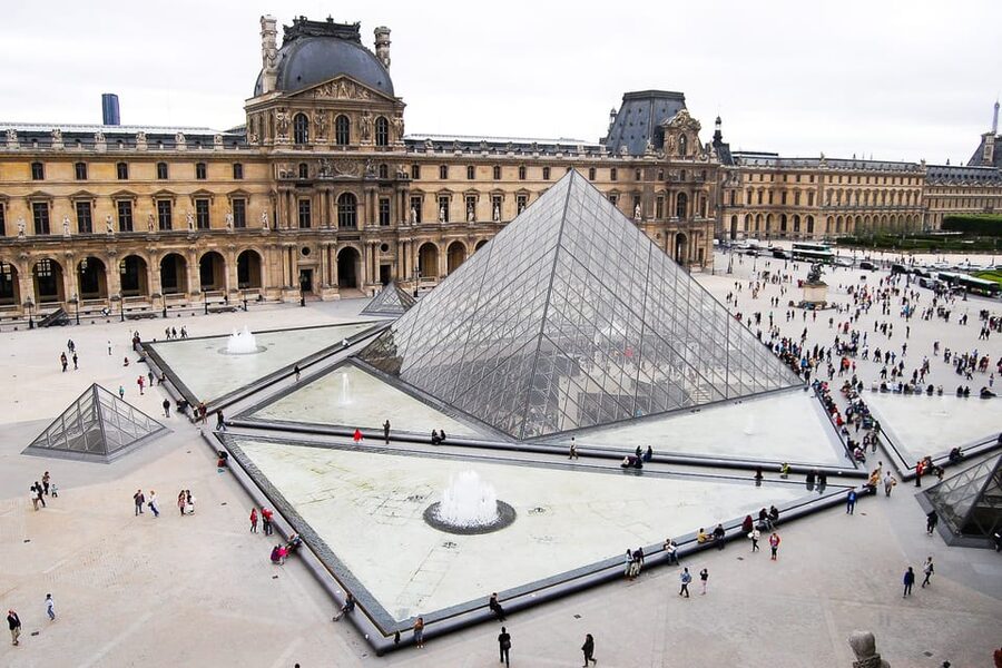 Louvre Guided Treasure Hunt for Families and Kids - Meeting your guide beside the Louvre pyramid