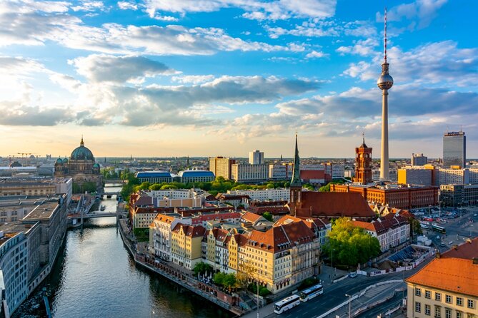 Love and War in Berlin: Self-Guided Story Puzzle Walk - Rathaus, Neptune Fountain, and the layers of Mitte