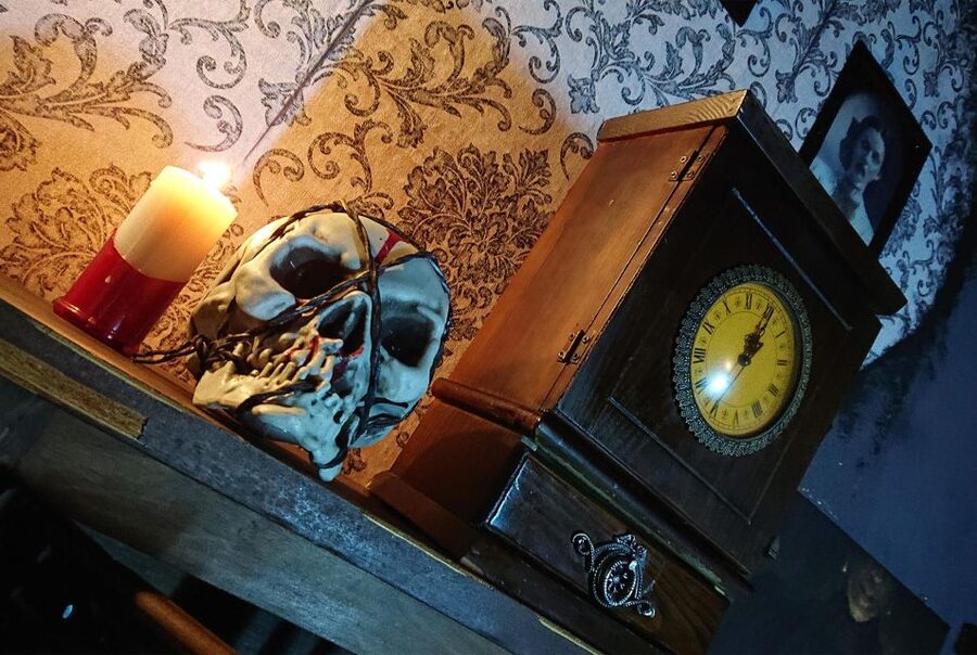 Madrid: Scary Escape Room "The Haunted Box" - Entering the abandoned house at Calle de Covarrubias