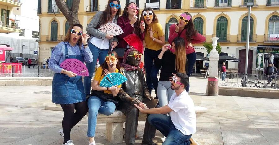 Malaga: Bachelorette Party Treasure Hunt - Picasso Museum, El Pimpi, and Plaza de la Merced