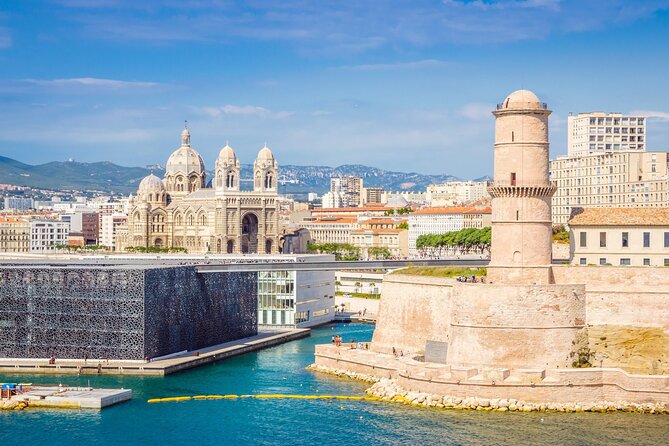 Marseille Old Town Exploration Game and Tour - Maison Diamantée reveals a small architectural surprise