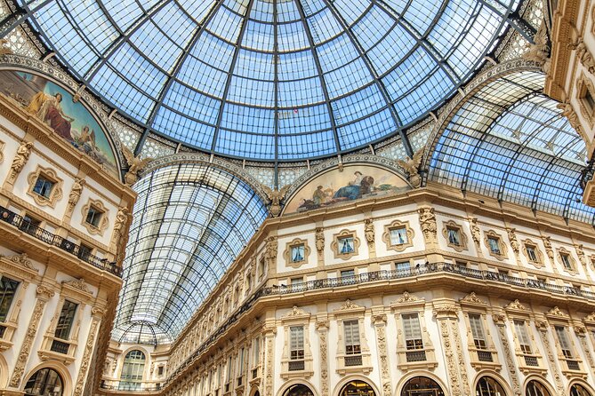 Milan Treasure Hunt for Groups of Friends, Team Building & Company Incentives - Reading the details of Milan Cathedral