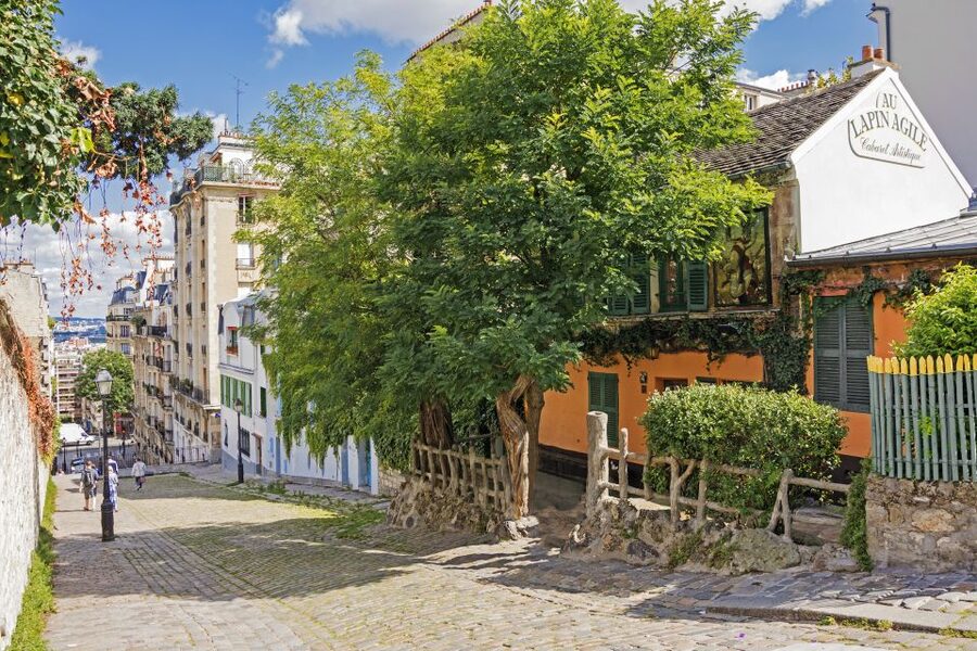 Montmartre: Private Treasure Hunt for Families and Kids - Meeting at Anvers and heading uphill
