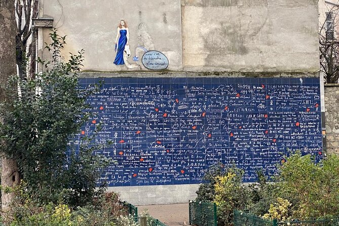 Montmartre Treasure Hunt — Fun and Cultural Investigation - Moulin Rouge and the final resolution