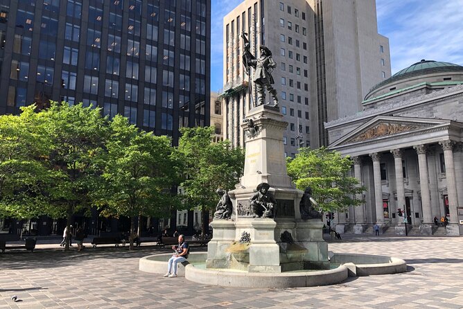 Montréal Scavenger Hunt and City Highlights Walking Tour - Vieux-Montréal: history with a point score