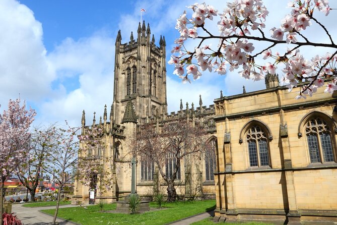 Murder Detective Self-Guided Tour in Manchester - Football, laundries, and local design