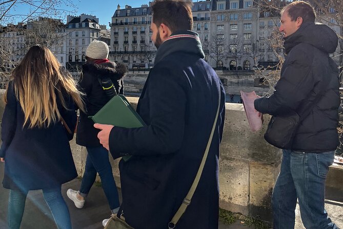 Outdoor Escape Game in Paris : The Stone of Nicolas Flamel - The artifact bag adds real texture