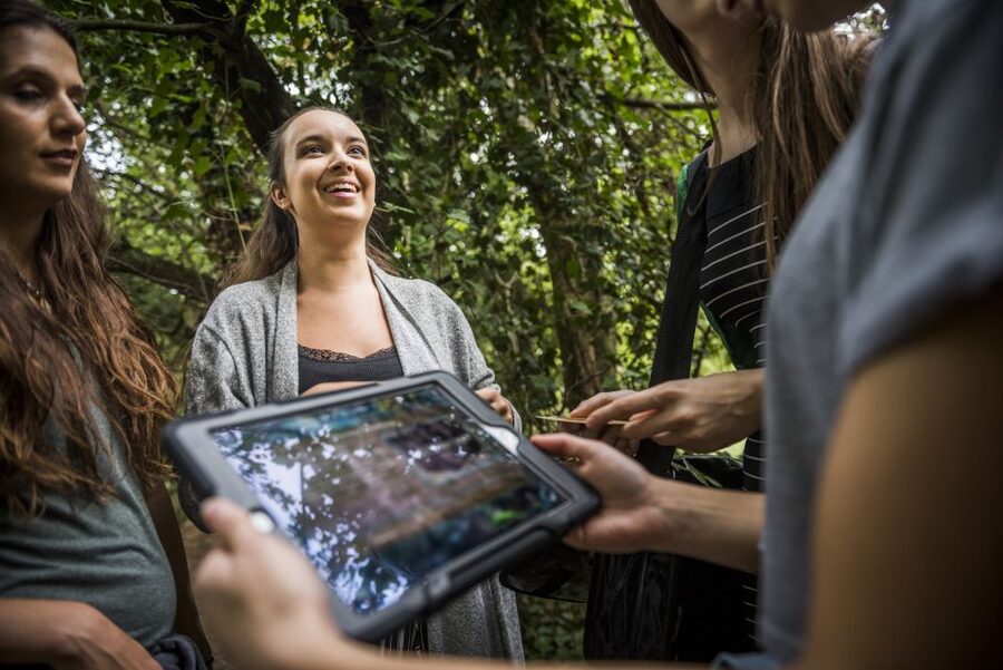 Outdoor Escape Game with Augmented Reality trough Zurich - How the augmented reality equipment works