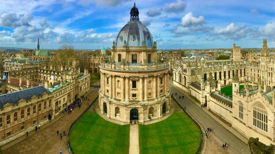 Oxford: City Tour & Exploration Game - Starting at the Town Hall