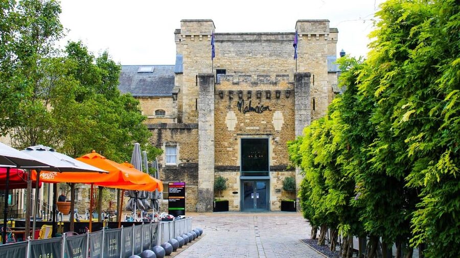 Oxford: City Tour & Exploration Game - Alleys, pauses, and the walk toward Oxford Castle