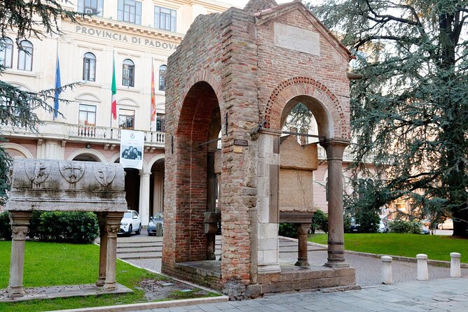 Padova Scavenger Hunt and Sights Self-Guided Tour - Finding the Tomba di Antenore and Palazzo del Bo