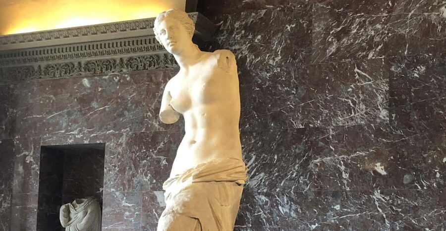 Paris Louvre : Private Treasure Hunt for Families or groups - Turning the Louvre into a family mission