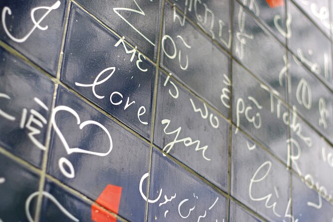 Paris (Montmartre) Scavenger Hunt and Sights Self-Guided Tour - Place du Tertre and the artist atmosphere