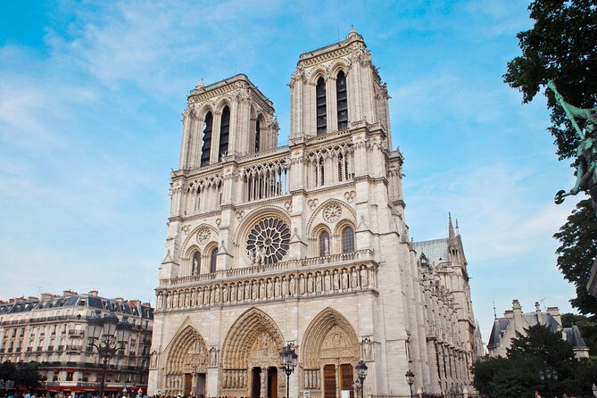 Paris Scavenger Hunt and Highlights Self-Guided Tour - A walking route, not a sightseeing bus