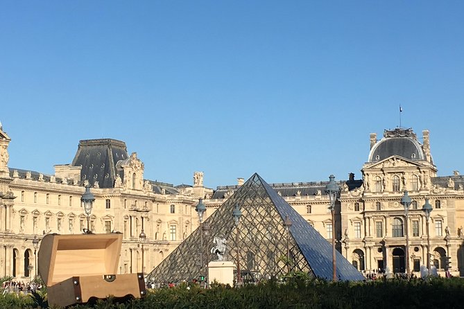 Paris Treasure Hunt – Explore the Seine from Louvre to Eiffel - Starting at the Louvre with a booklet, not a tour guide