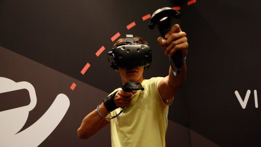 Paris: Virtual-Reality Escape Room Adventure - Meeting the Gamemaster and Learning the Basics