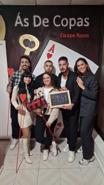 Porto: Ace of Cups Escape Room Expereince - Entering the Wonderland-themed room