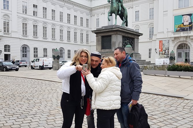 Private City Discovery walk - Historical Treasure hunt - How the clues and challenges work