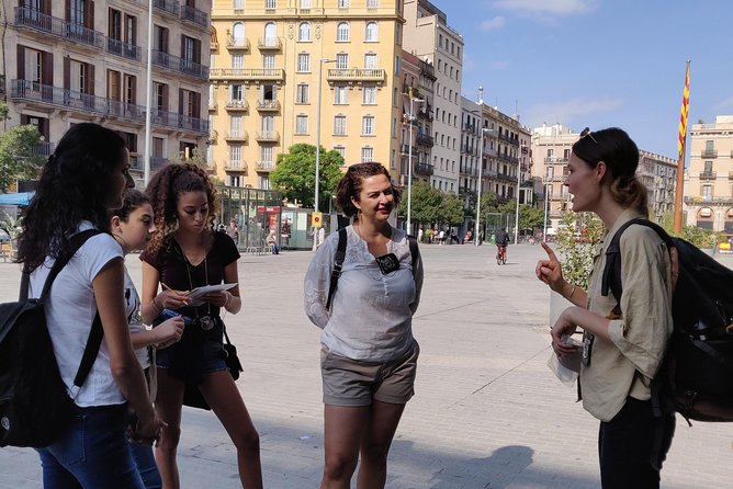 Private Family Treasure Hunt | Guided, fun & 100% Offline | Xventura Barcelona - Reaching the Arc de Triomf
