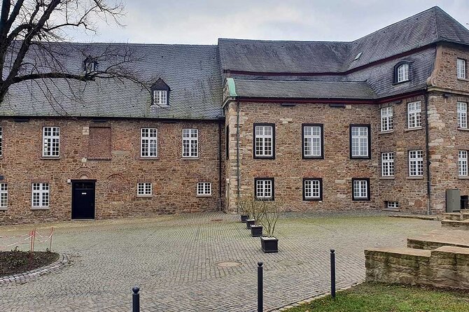 Private scavenger hunt around Broich Castle in Mülheim an der Ruhr - A castle courtyard becomes your game board