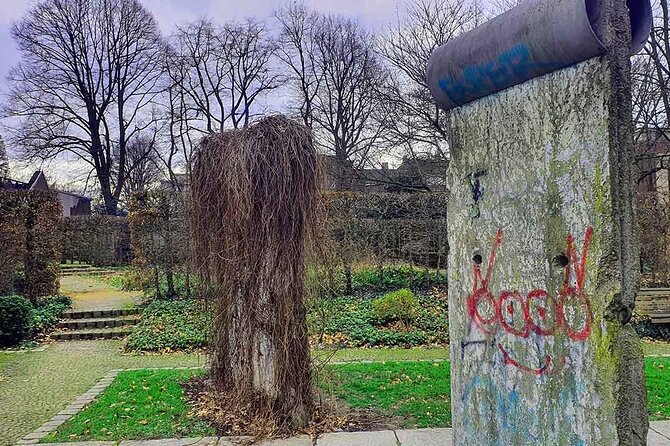 Private scavenger hunt around Broich Castle in Mülheim an der Ruhr - Camera Obscura and the roundhouse keep the route varied