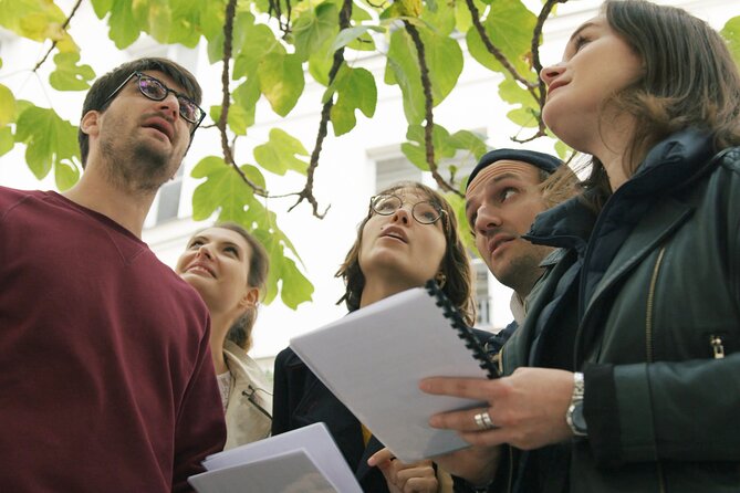 Private Scavenger Hunt in Montmartre - Following questions through Montmartre