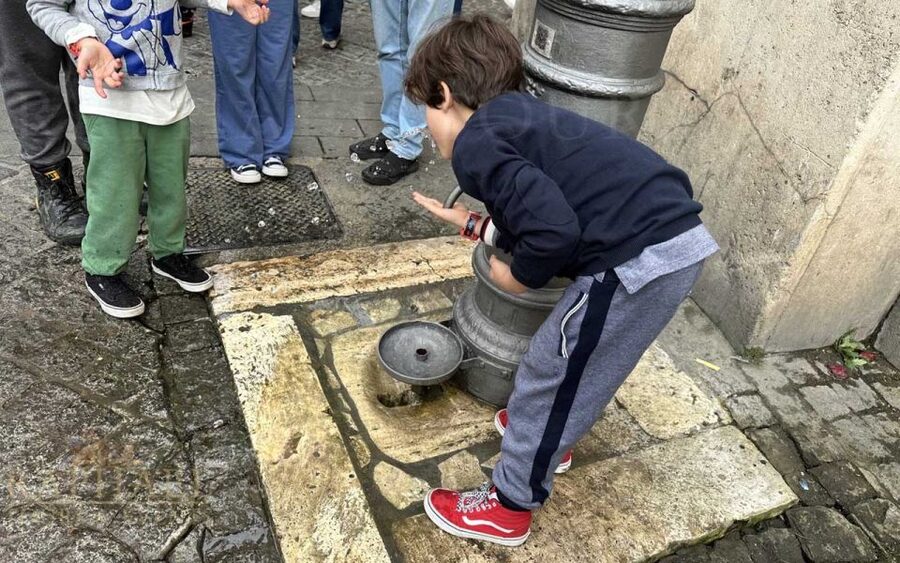Rome: Treasure Hunt for Kids and Families Trevi and Pantheon - Meeting at Piazza Mignanelli and finding your bearings