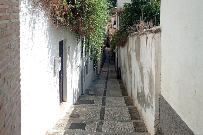 Royal Secrets of Granada: Self-Guided Dynasty Puzzle Quest - From the Arabic market to Calle Oficios
