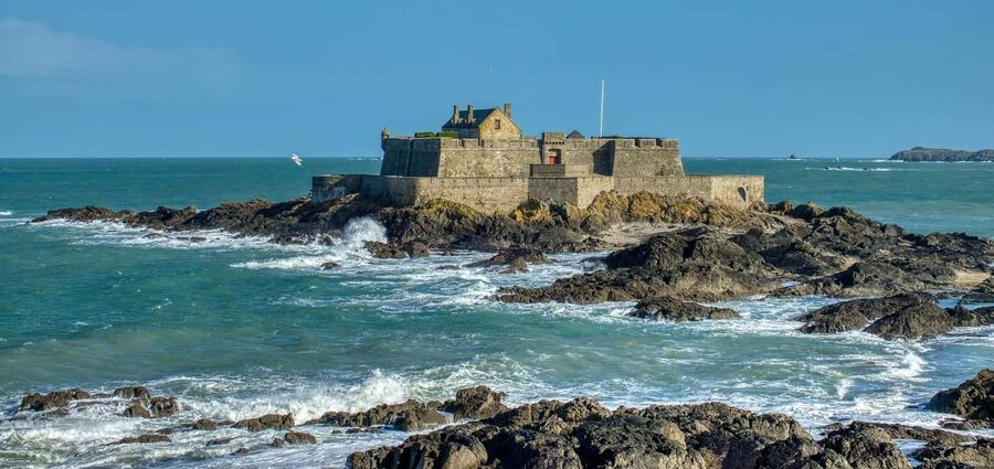 Saint-Malo: Outdoor Escape Game - In the wake of the Corsair - The Surcouf story and the pirate-versus-corsair theme