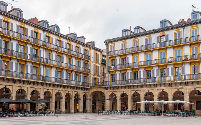 San Sebastian: Old Town Exploration Game and Tour - Key points to know before you book