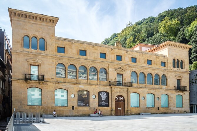 San Sebastian: Old Town Exploration Game and Tour - The final three stops along the water