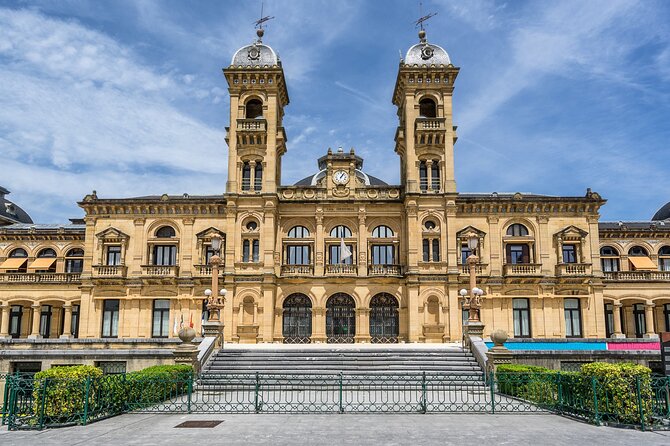 San Sebastian Scavenger Hunt & Highlights Self Guided Audio Tour - San Bizente Martiriaren Eliza in the old town