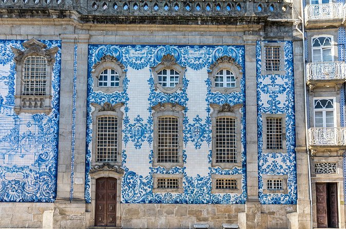 Self-Guided Scavenger Hunt and Tour in Porto - Palacio da Bolsa and Porto’s commercial past