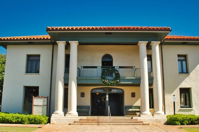 Self-Guided Scavenger Hunt: Lahaina Over The Rainbow - The Masters Reading Room rewards careful observation