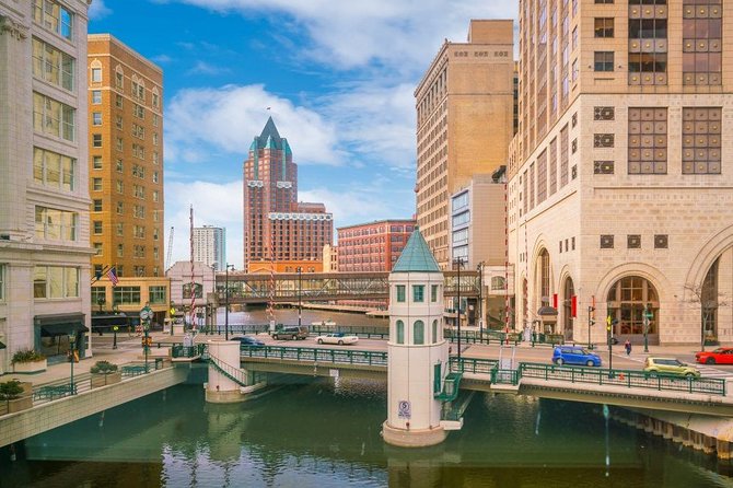 Self-Guided Scavenger Hunt: Milwaukee A Splash of Color - The Pfister Hotel and Grohmann Museum
