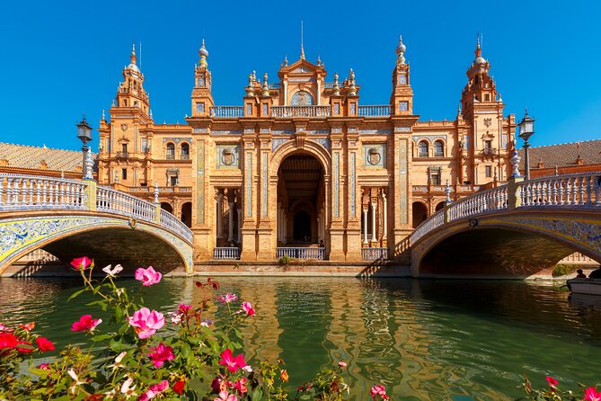 Seville Scavenger Hunt and Highlights Self Guided Audio Tour - Stop 6: Puerta del León and the approach to the palace area