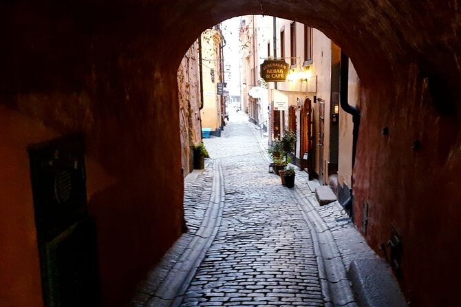 Stockholm Ghost Hunt: Self-Guided Tour and Puzzle Adventure - Gåstorget and the smaller details of Gamla Stan