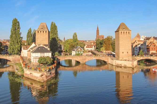 Strasbourg Scavenger Hunt and City Highlights Walking Tour - Place de la Cathédrale and Saint-Thomas Church