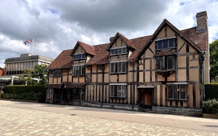 Stratford-upon-Avon: City Walking Tour & Exploration Game - Practical limits to consider before booking