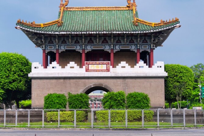 Taipei Scavenger Hunt and Sights Self-Guided Tour - Presidential Hall Plaza and the City Sights